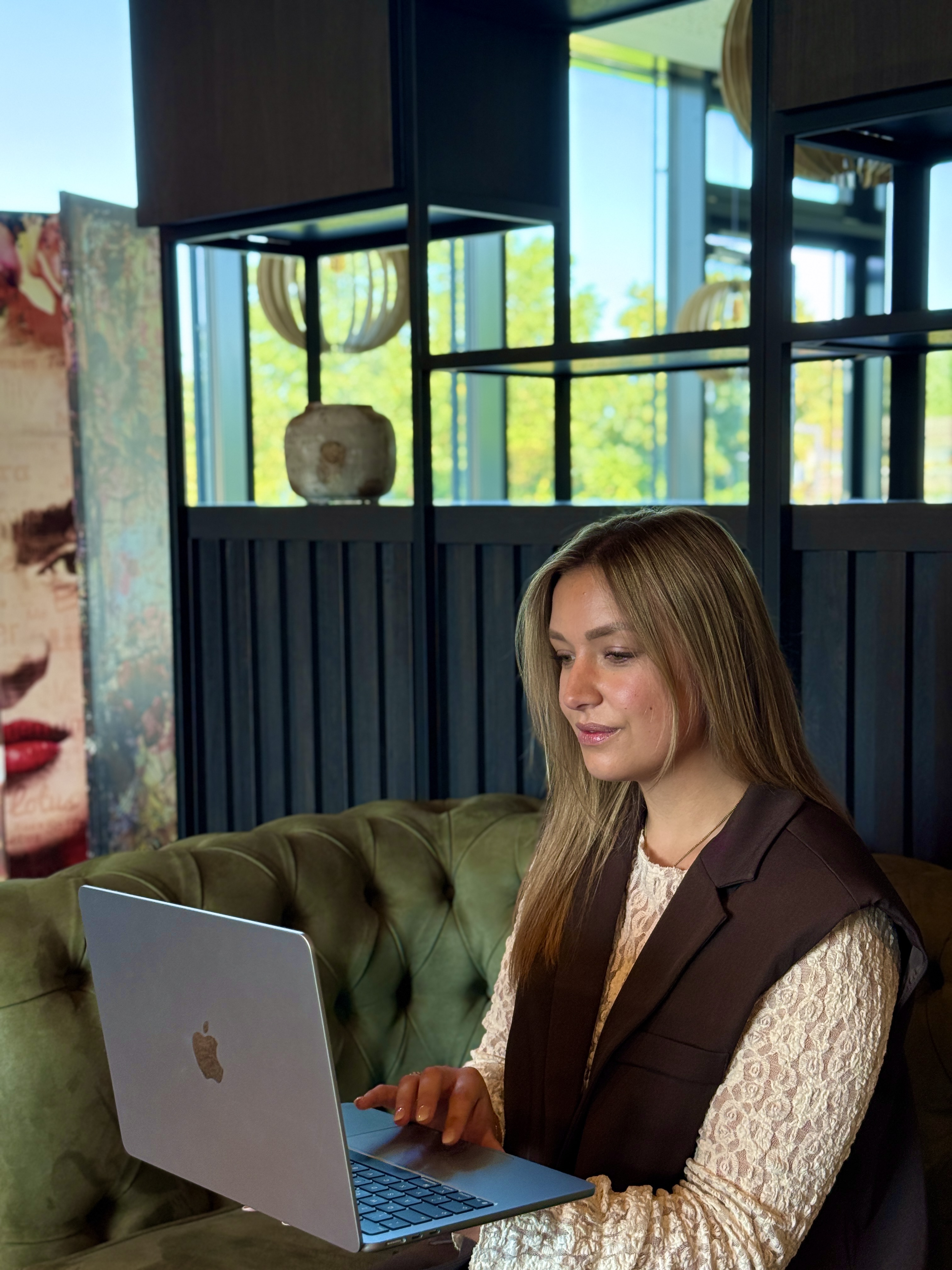 Lena Billmeier bei der Arbeit an ihrem Laptop